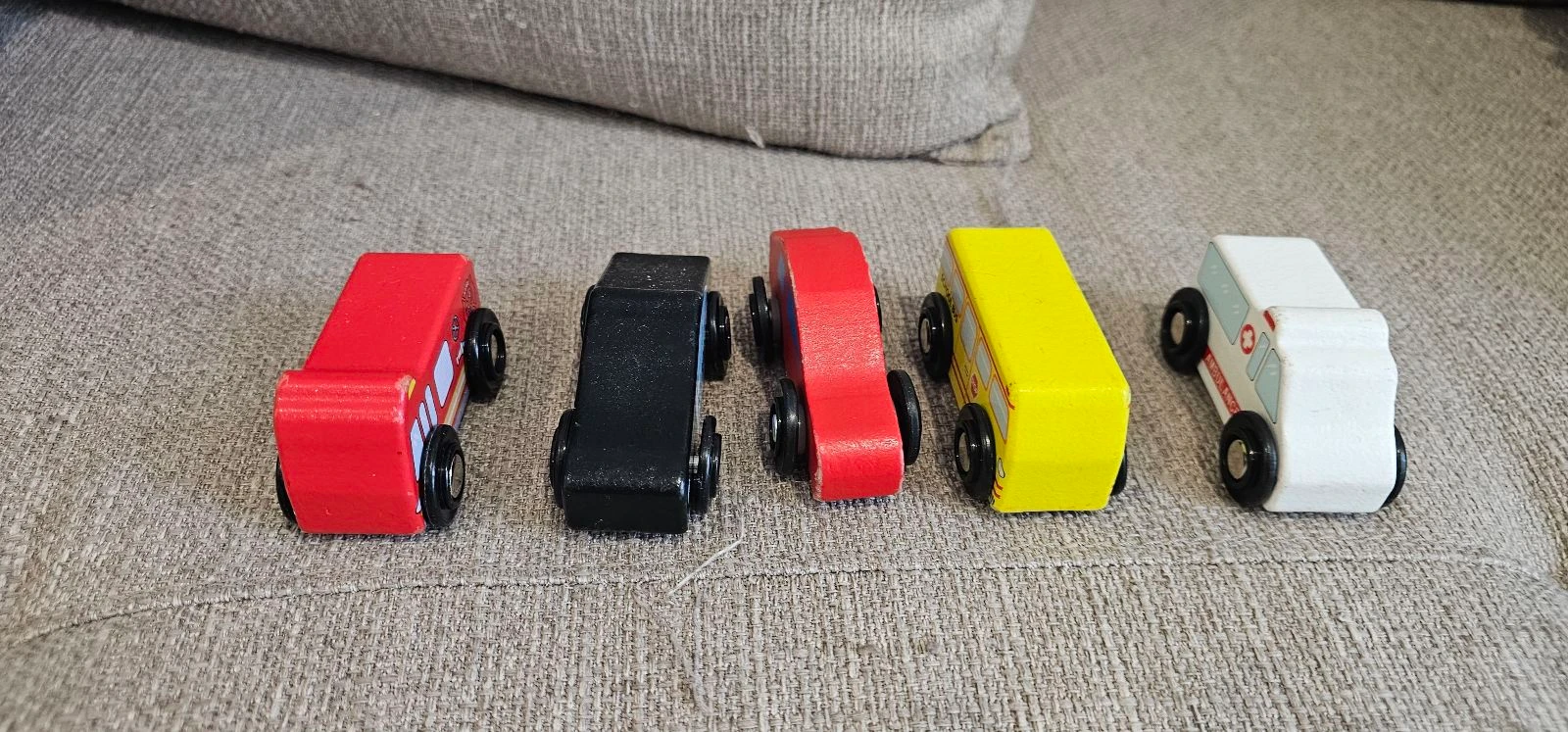 Lot de 5 voitures en bois